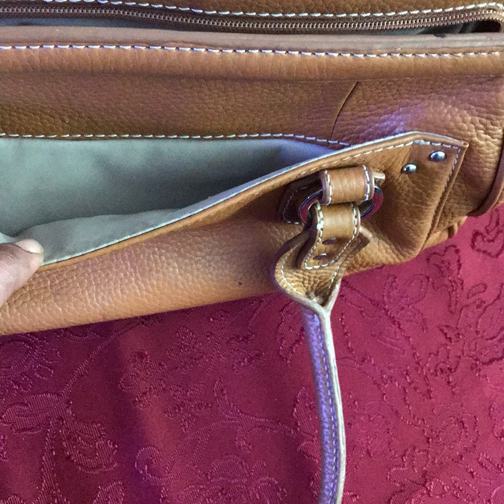 GUC Tignanello Handbag. Slight wear on one corner - Picture 5 of 6